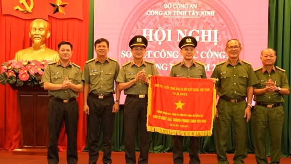 Khen thưởng nhiều tập thể xuất sắc đấu tranh, phòng chống tội phạm