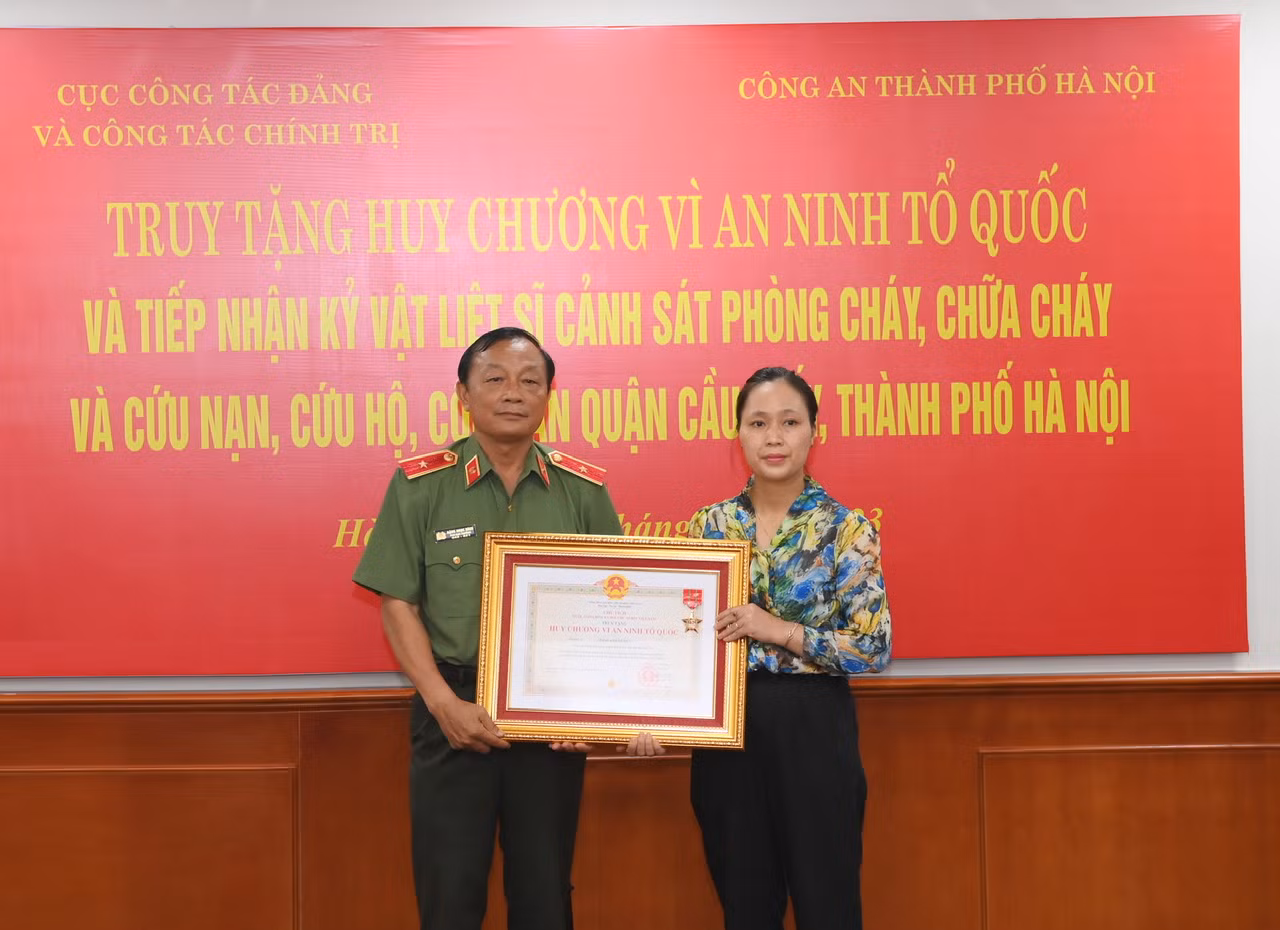 Bộ Công an tiếp nhận kỷ vật do gia đình 3 liệt sĩ Cảnh sát PCCC Công an quận Cầu Giấy hiến tặng -0
