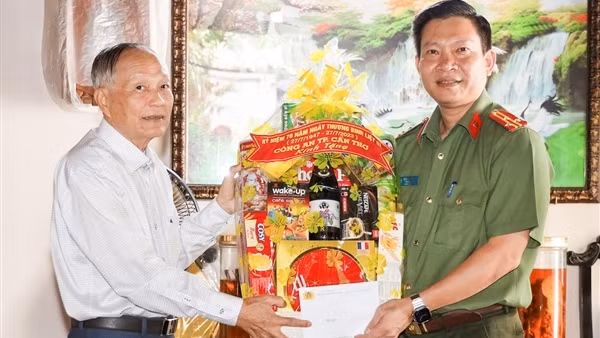 Công an các địa phương thăm gia đình chính sách, thương binh - liệt sĩ