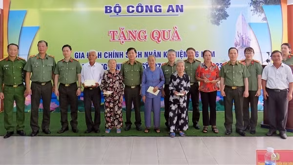 Đoàn công tác Bộ Công an tri ân các anh hùng, liệt sĩ An ninh khu V