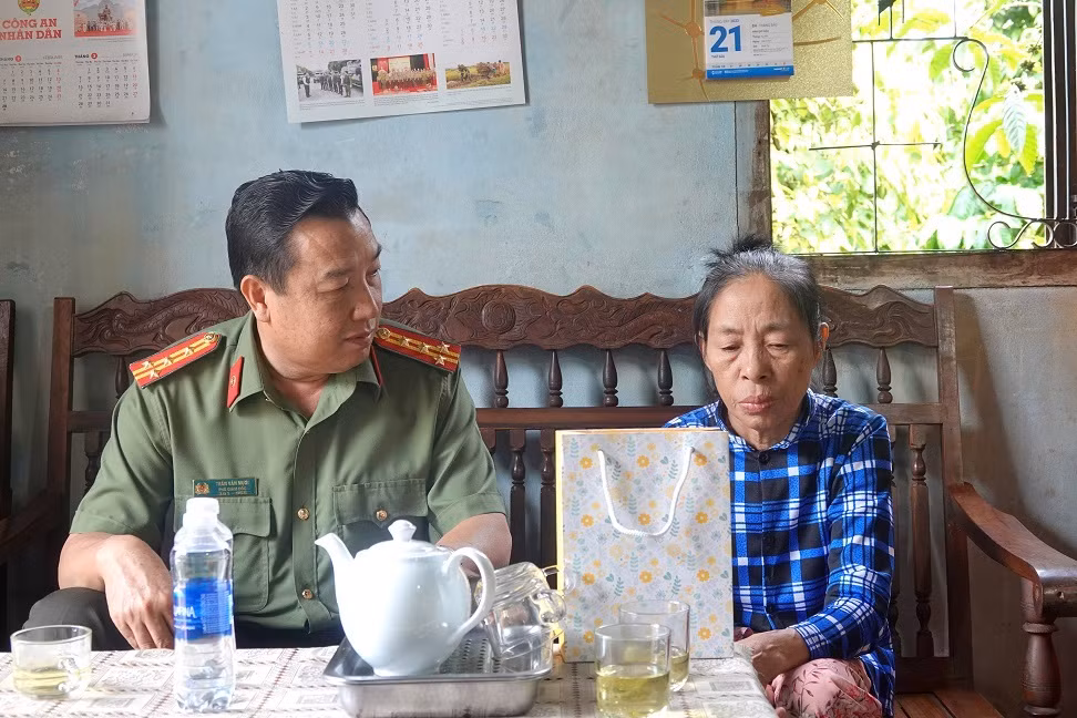 Thăm và san sẻ nỗi đau cùng thân nhân các gia đình liệt sĩ tại Đắk Lắk -0