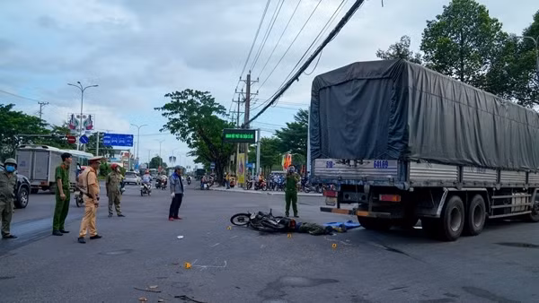 Va chạm với xe tải, người đàn ông tử vong tại chỗ