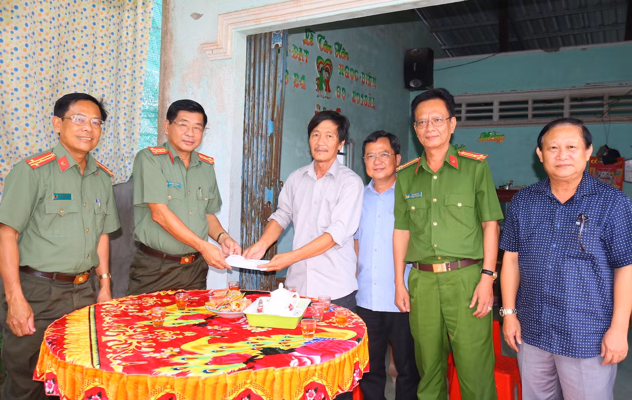 Công an các đơn vị thăm gia đình chính sách, thương binh - liệt sĩ -0