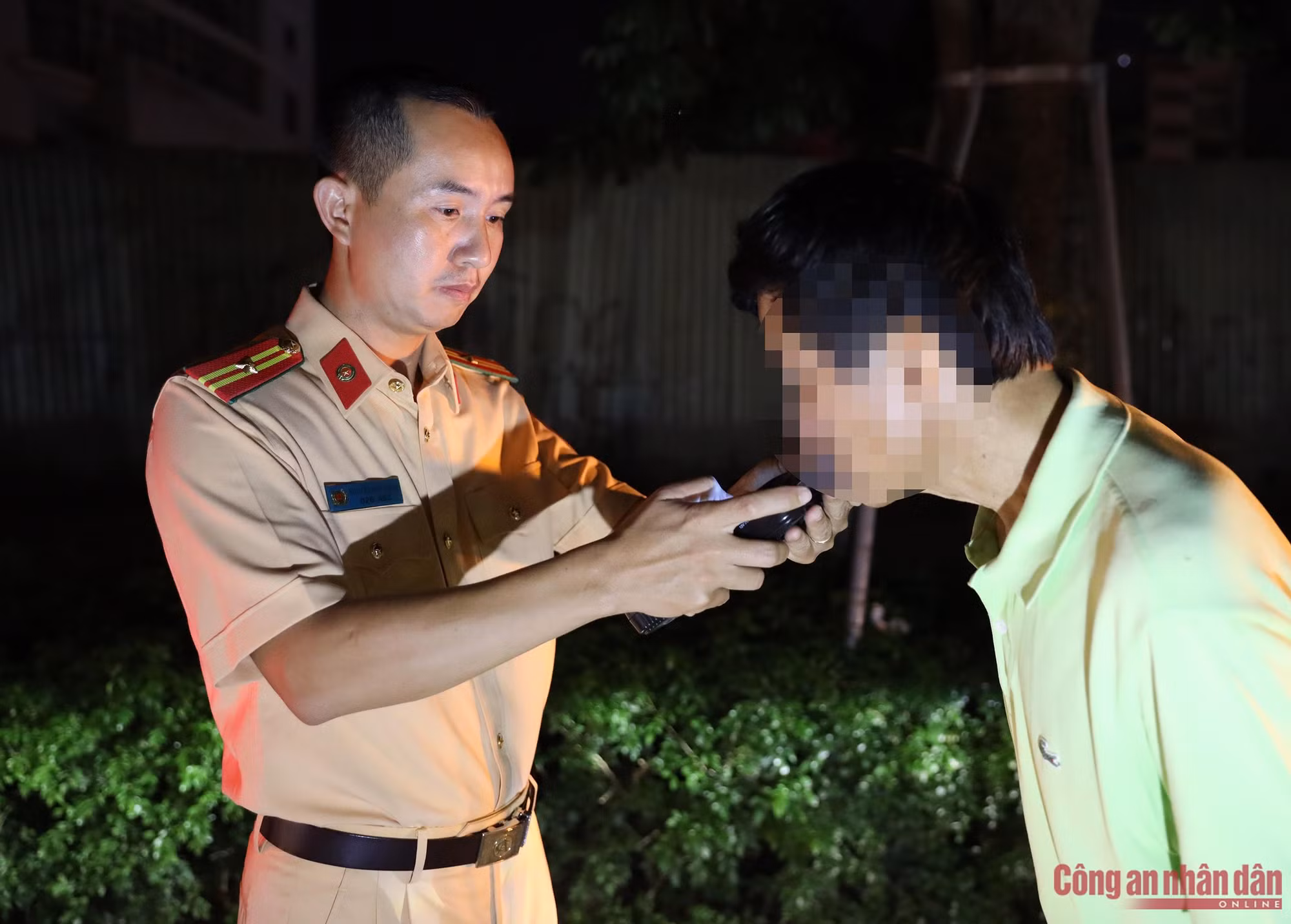 Xế hộp leo vỉa hè đâm cong cột điện, 2 người bị thương ảnh 2 Xế hộp mất lái đâm cong cột điện, 2 người bị thương -0