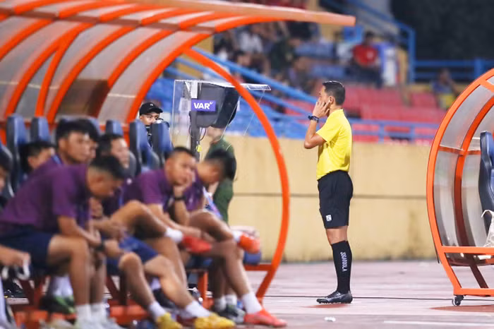 Chuyện lần đầu của VAR ở V.League -0