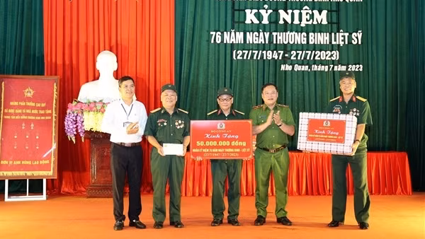 Thứ trưởng Nguyễn Văn Long thăm, tặng quà Trung tâm điều dưỡng thương binh Nho Quan