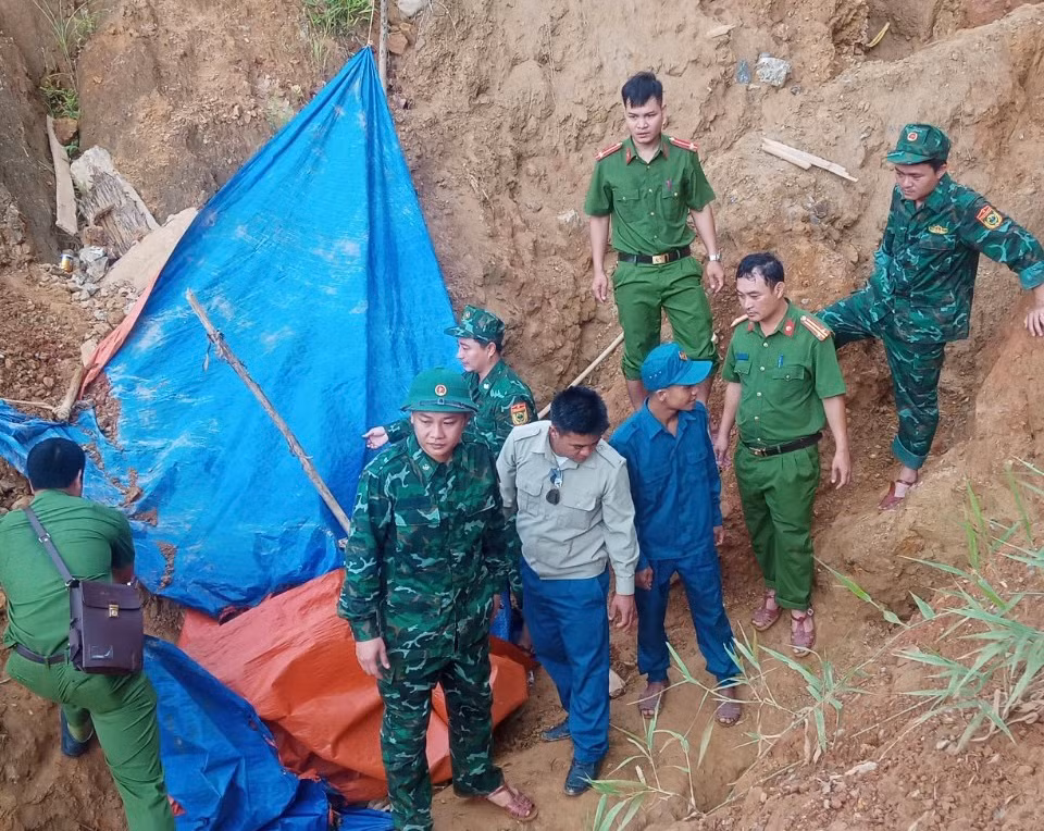 Công an xã truy quét khai thác vàng trái phép -0