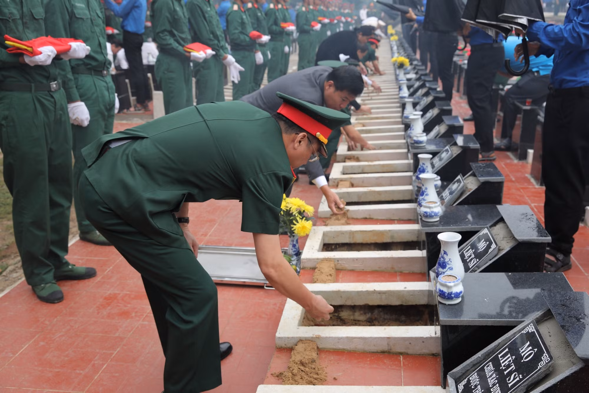 An táng 114 hài cốt liệt sỹ Quan tình nguyện Việt Nam hy sinh trên chiến trường Campuchia và trong nước -1