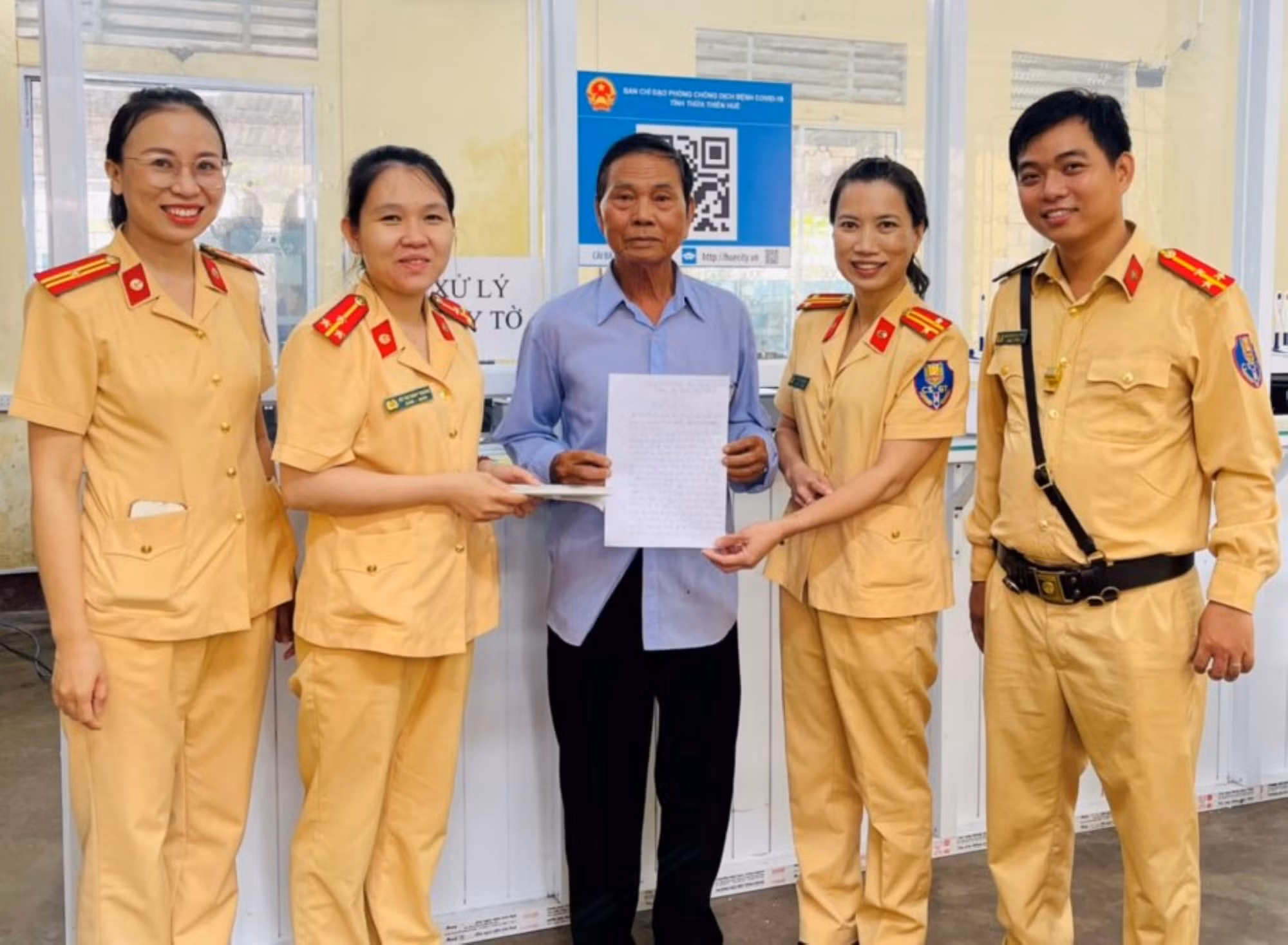 Người đàn ông vui mừng khi được CSGT trả lại túi tiền đánh rơi -0