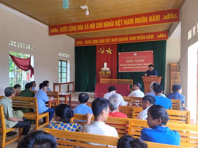 Cuộc sống người dân bị đảo lộn vì ruồi “tấn công” -0