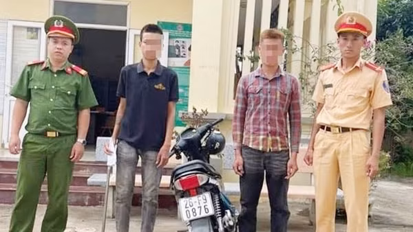 Xử lý 2 trai bản cầm dao phóng lợn lạng lách trên đường