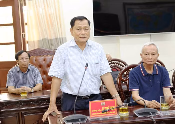 Đoàn Tướng lĩnh hưu trí CAND thăm, tặng quà các gia đình chính sách của Công an tỉnh Ninh Bình -0