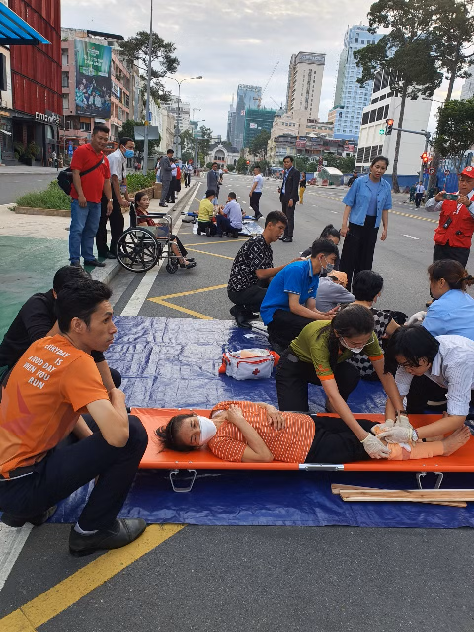 Hơn 6.300 người bị mắc kẹt trong tòa nhà gặp sự cố cháy nổ -0