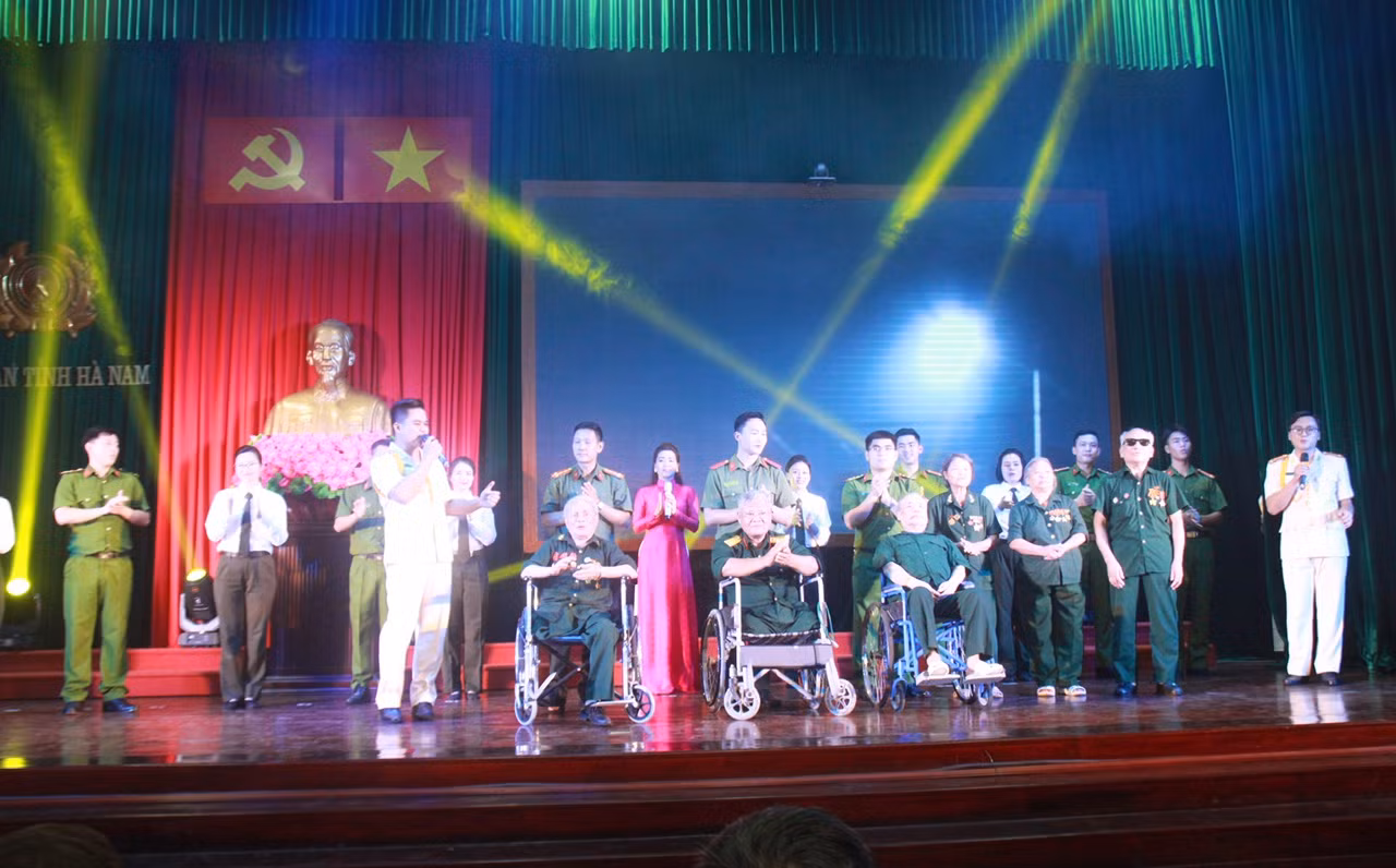 Xúc động và ý nghĩa chương trình Nghệ thuật “Viết tiếp bản hùng ca” tri ân các thương binh, liệt sĩ -0