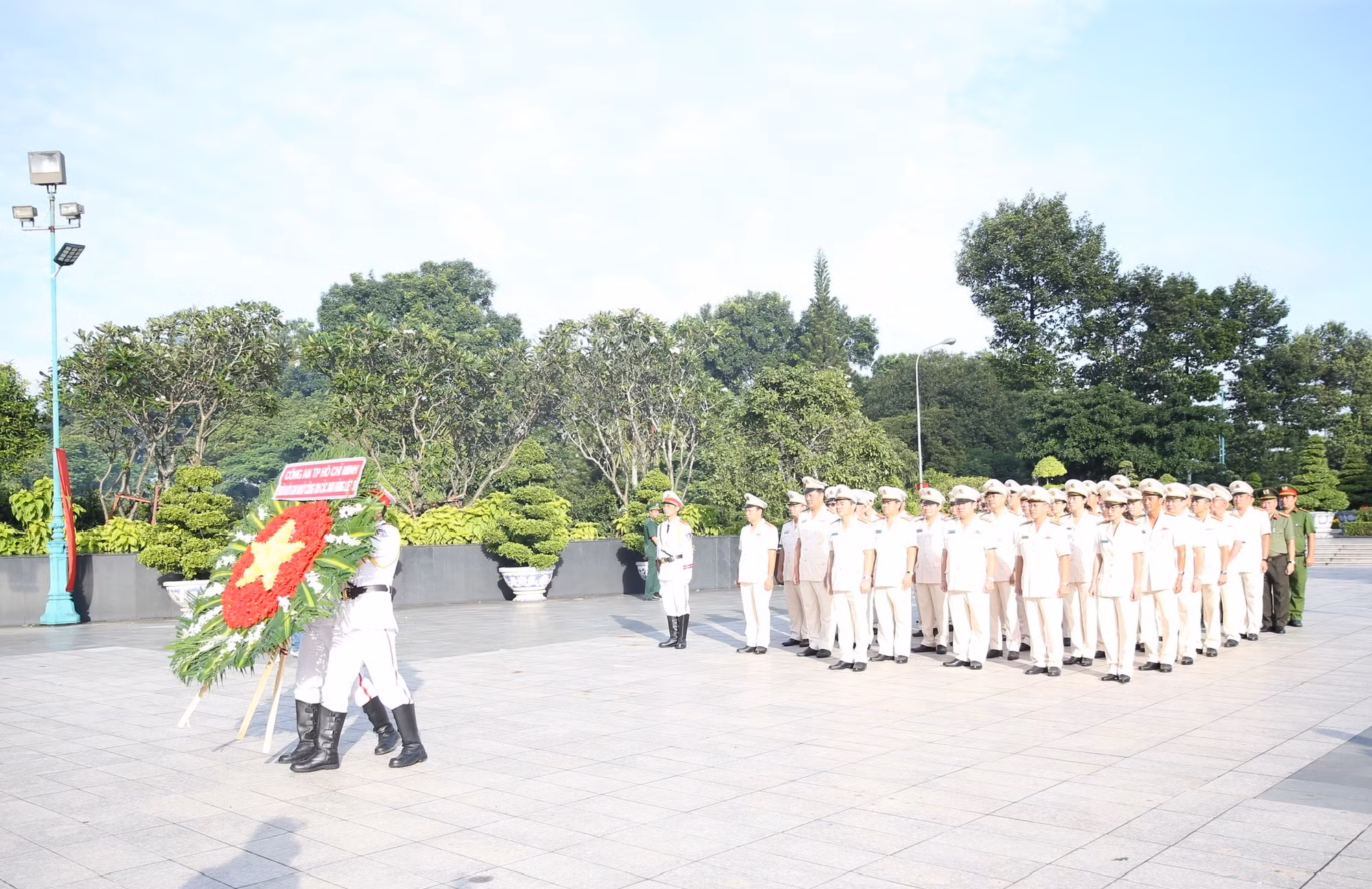 TP Hồ Chí Minh: Dâng hoa, dâng hương tưởng niệm các anh hùng liệt sĩ -0