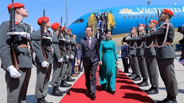 Chủ tịch nước Võ Văn Thưởng tới Vienna, bắt đầu thăm chính thức Cộng hòa Áo