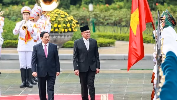Thủ tướng Phạm Minh Chính chủ trì Lễ đón Thủ tướng Malaysia