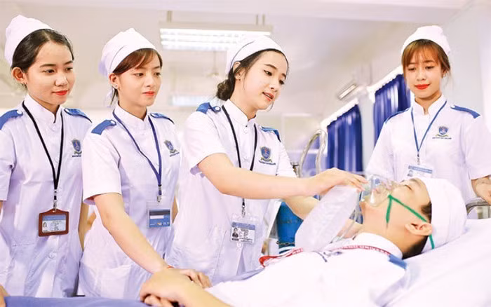 Công bố điểm sàn xét tuyển nhóm ngành Sức khoẻ, giáo viên năm 2023 -0