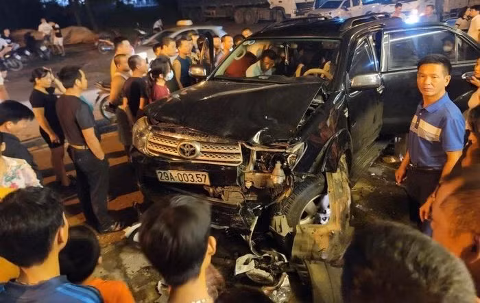 Ô tô đâm trực diện cuốn 3 người đi xe máy vào gầm -0