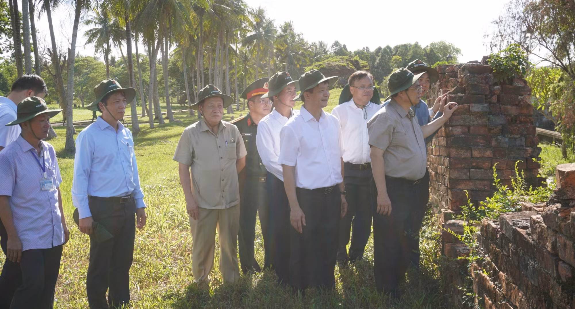 Thủ tướng Chính phủ dâng hương các anh hùng liệt sĩ và thăm hỏi người dân Quảng Trị -0