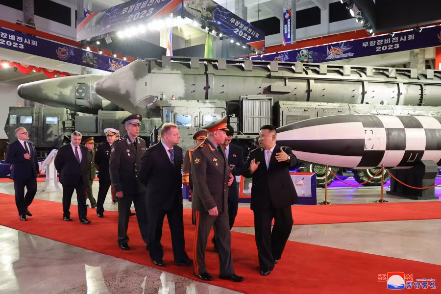 Ông Kim Jong-un hào hứng khoe vũ khí với Bộ trưởng Quốc phòng Nga -0