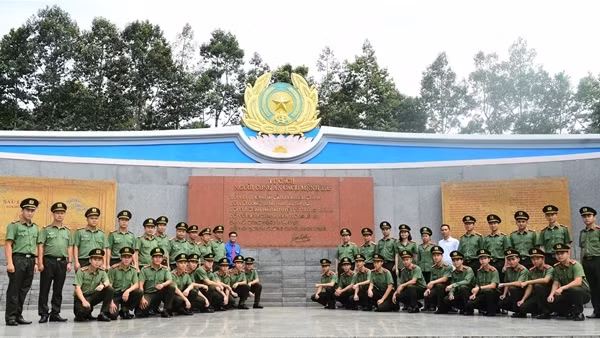 Bộ Tư lệnh Cảnh vệ tặng Nhà tình nghĩa và dâng hương tri ân Anh hùng - Liệt sỹ