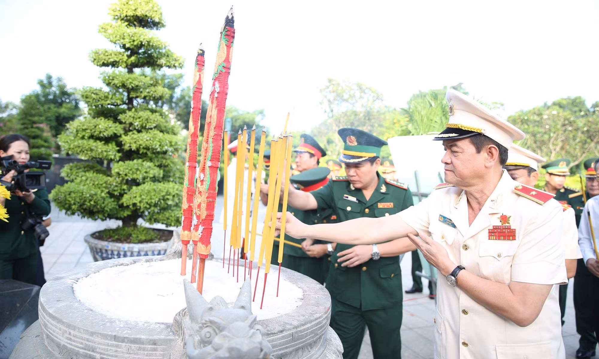 TP Hồ Chí Minh: Dâng hoa, dâng hương tưởng niệm các anh hùng liệt sĩ -0