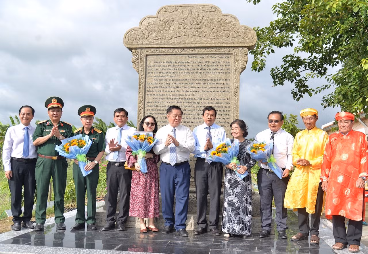 Trưởng Ban Tuyên giáo Trung ương trao quà, tặng nhà tình nghĩa tại Tiền Giang -0
