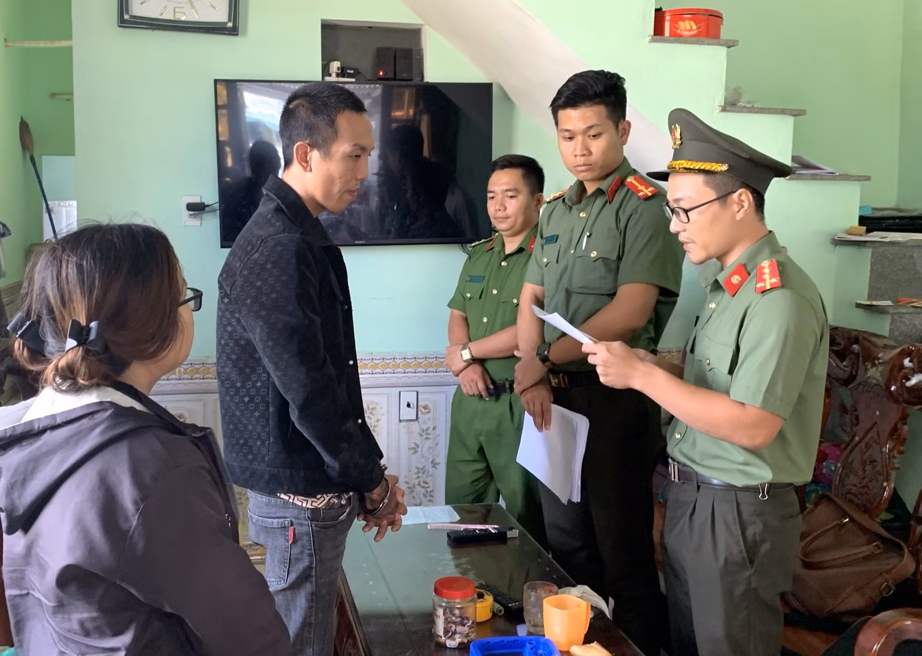 Bắt giữ 2 thanh niên góp tiền mua súng đi đòi nợ thuê -0
