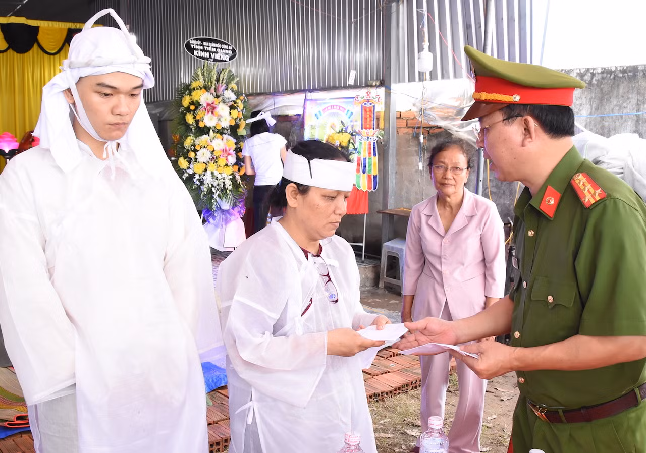 2. đồng chí nguyễn văn lộc, phó giám đốc công an tỉnh trao tiền hỗ trợ gia đình anh trần hồng duy. ảnh trọng tín (1).jpg -0