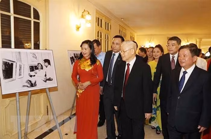 Tổng Bí thư Nguyễn Phú Trọng xem một số hình ảnh trưng bày tại buổi lễ. (Ảnh: Trí Dũng/TTXVN)