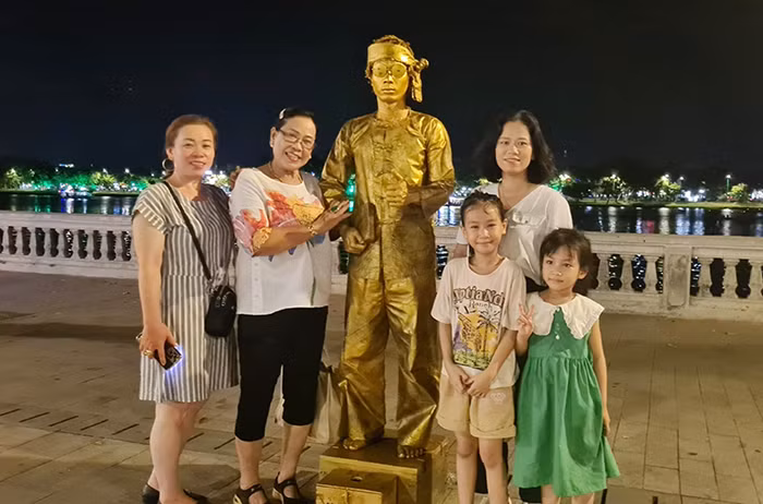 Nhọc nhằn nhân tượng giữa phố đông -0