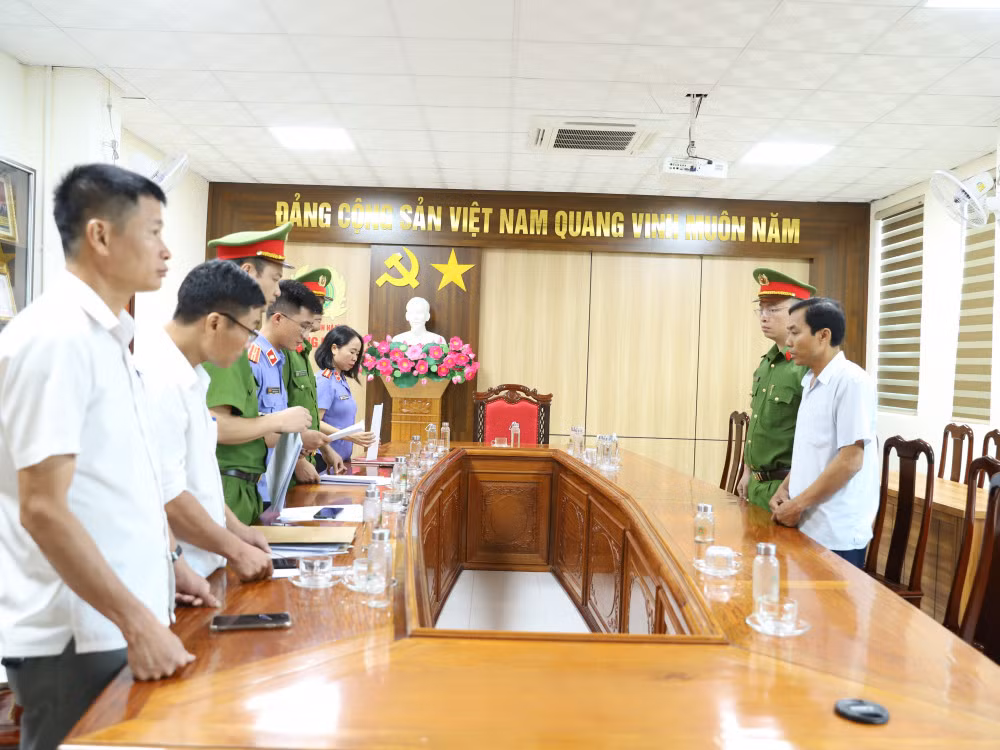 Bắt giam 2 kế toán trưởng để điều tra tội lạm quyền -0