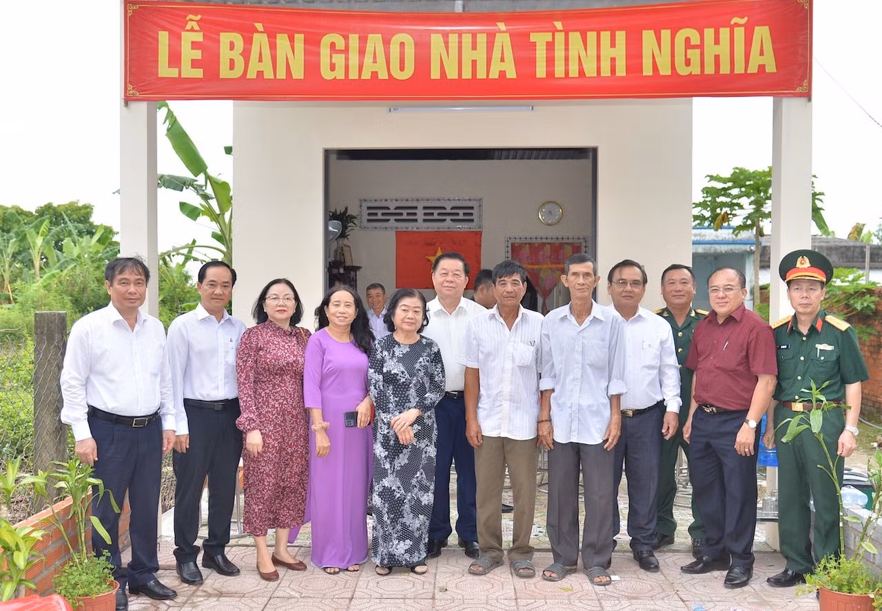 Trưởng Ban Tuyên giáo Trung ương trao quà, tặng nhà tình nghĩa tại Tiền Giang -0