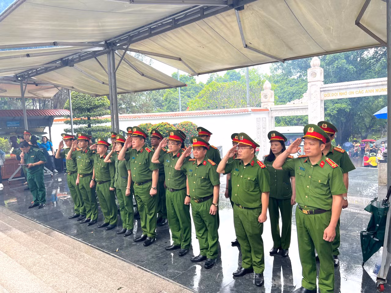 Cục Cảnh sát QLHC về TTXH Bộ Công an dâng hoa, dâng hương tại Khu di tích Ngã ba Đồng Lộc -0