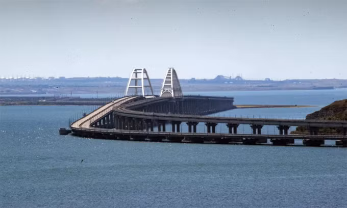 Cầu Crimea lại bị phong tỏa sau tuyên bố 