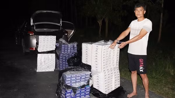 Nửa đêm vận chuyển thuốc lá lậu từ Long An về Sóc Trăng tiêu thụ thì bị bắt