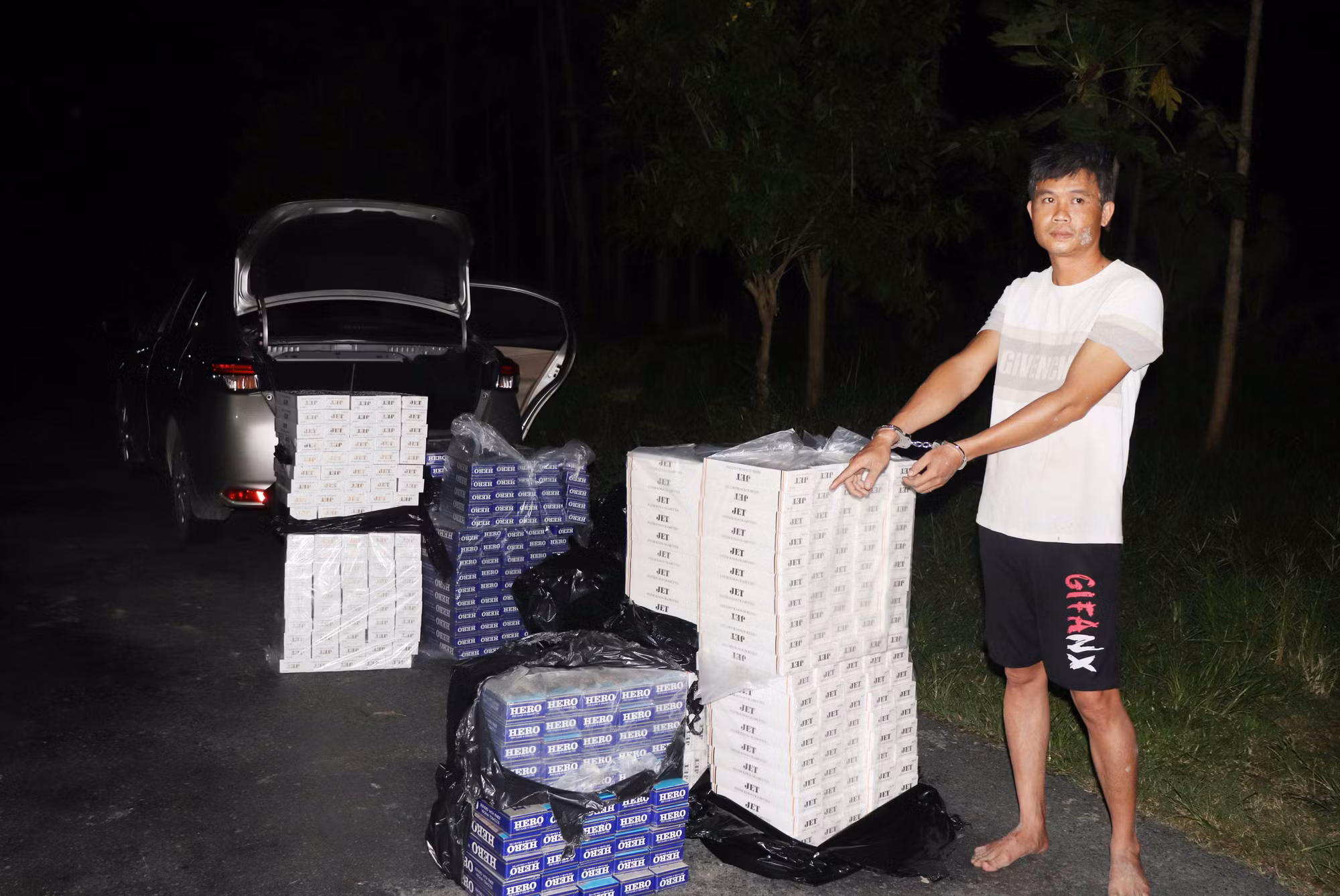 Nửa đêm vận chuyển thuốc lá lậu từ Long An về Sóc Trăng tiêu thụ thì bị bắt -0