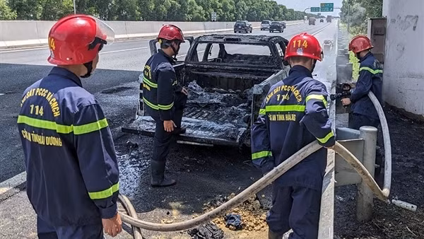 Cháy xe bán tải chở du khách trên cao tốc