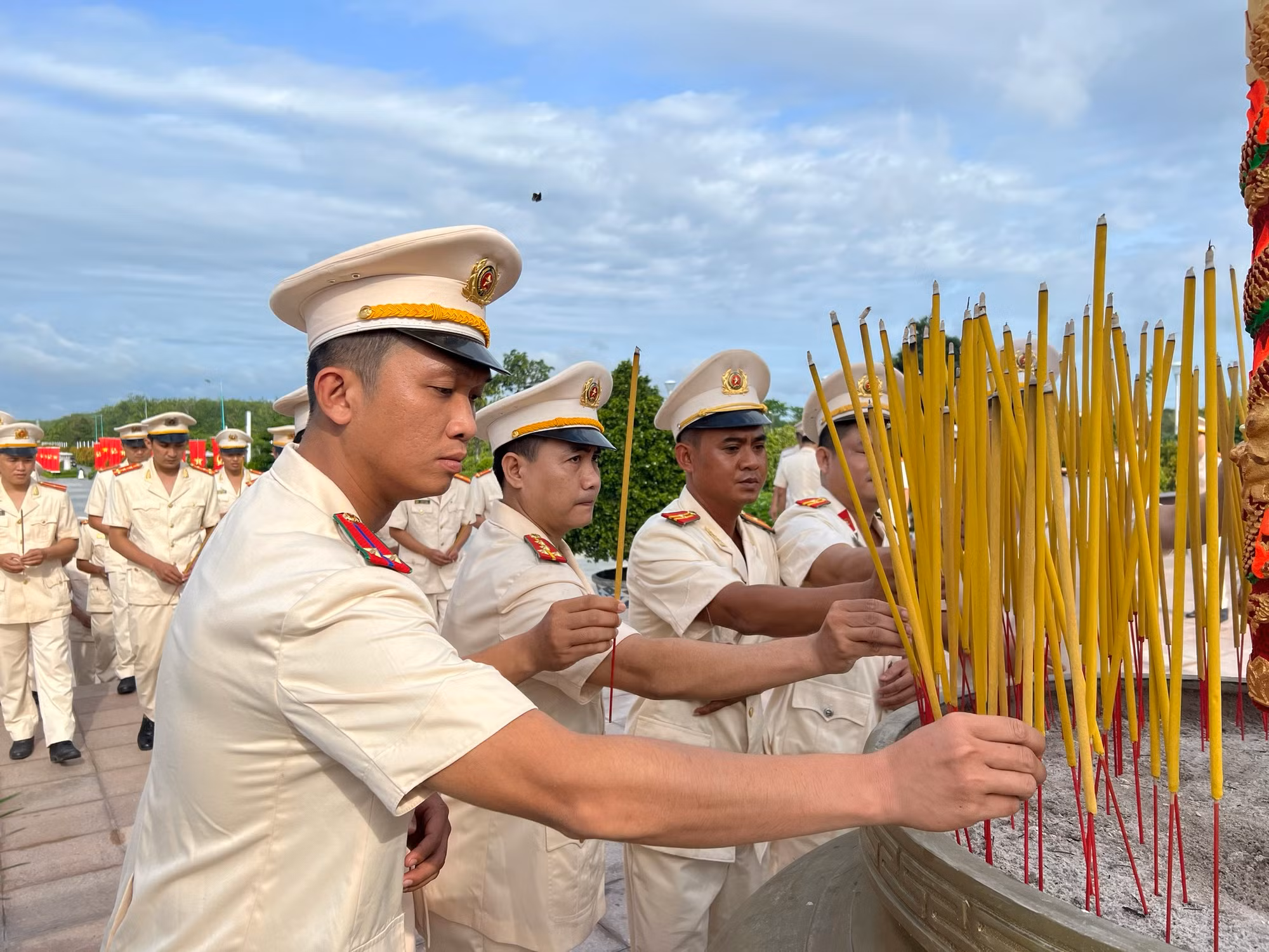 TP Hồ Chí Minh: Dâng hoa, dâng hương tưởng niệm các anh hùng liệt sĩ -0
