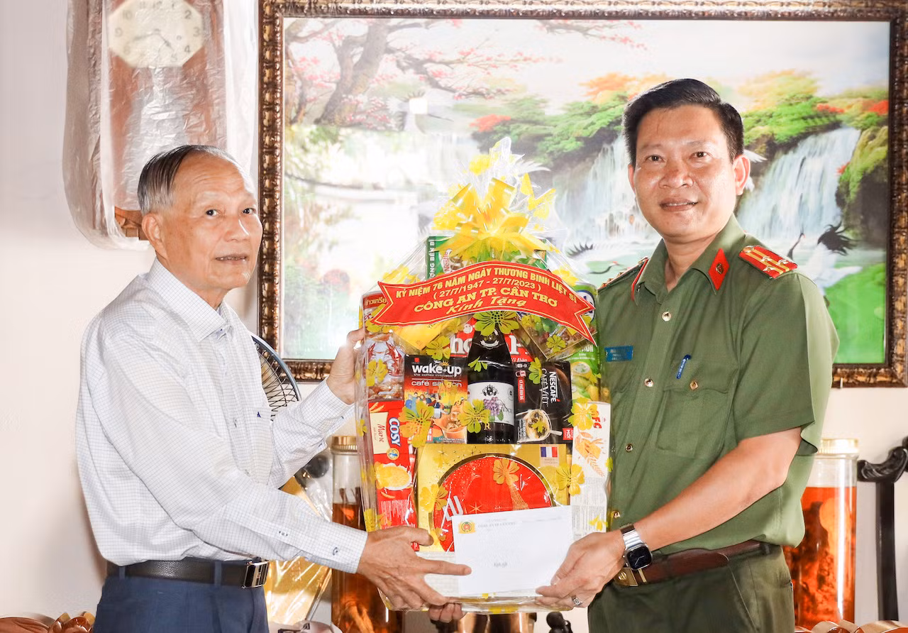 Công an các đơn vị thăm gia đình chính sách, thương binh - liệt sĩ -0