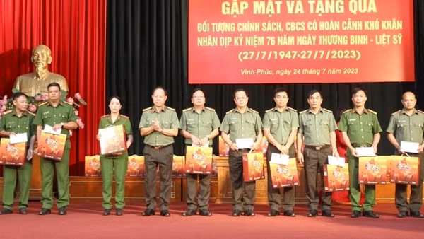 Công an tỉnh Vĩnh Phúc gặp mặt và tặng quà đối tượng chính sách