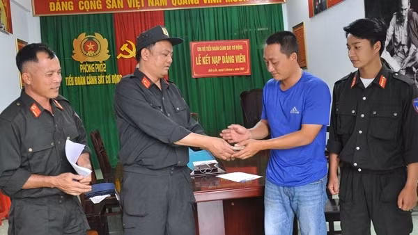 Thượng sĩ CSCĐ nhặt được tài sản trả lại người đánh rơi