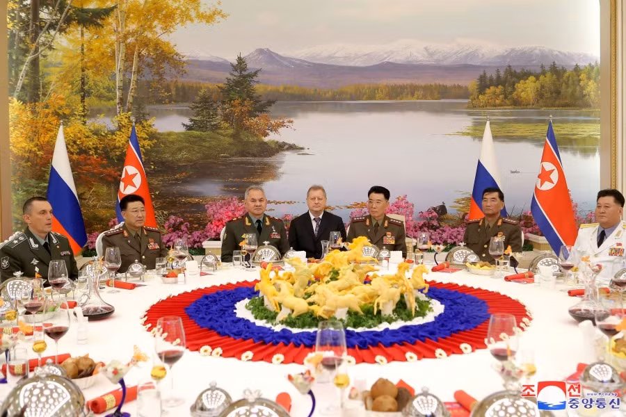 Ông Kim Jong-un hào hứng khoe vũ khí với Bộ trưởng Quốc phòng Nga -6