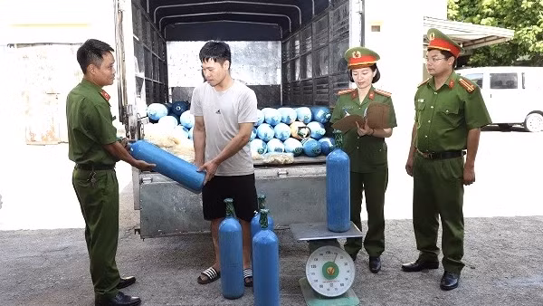Đánh ô tô chở 100 bình khí cười từ Hà Nội về Hà Nam