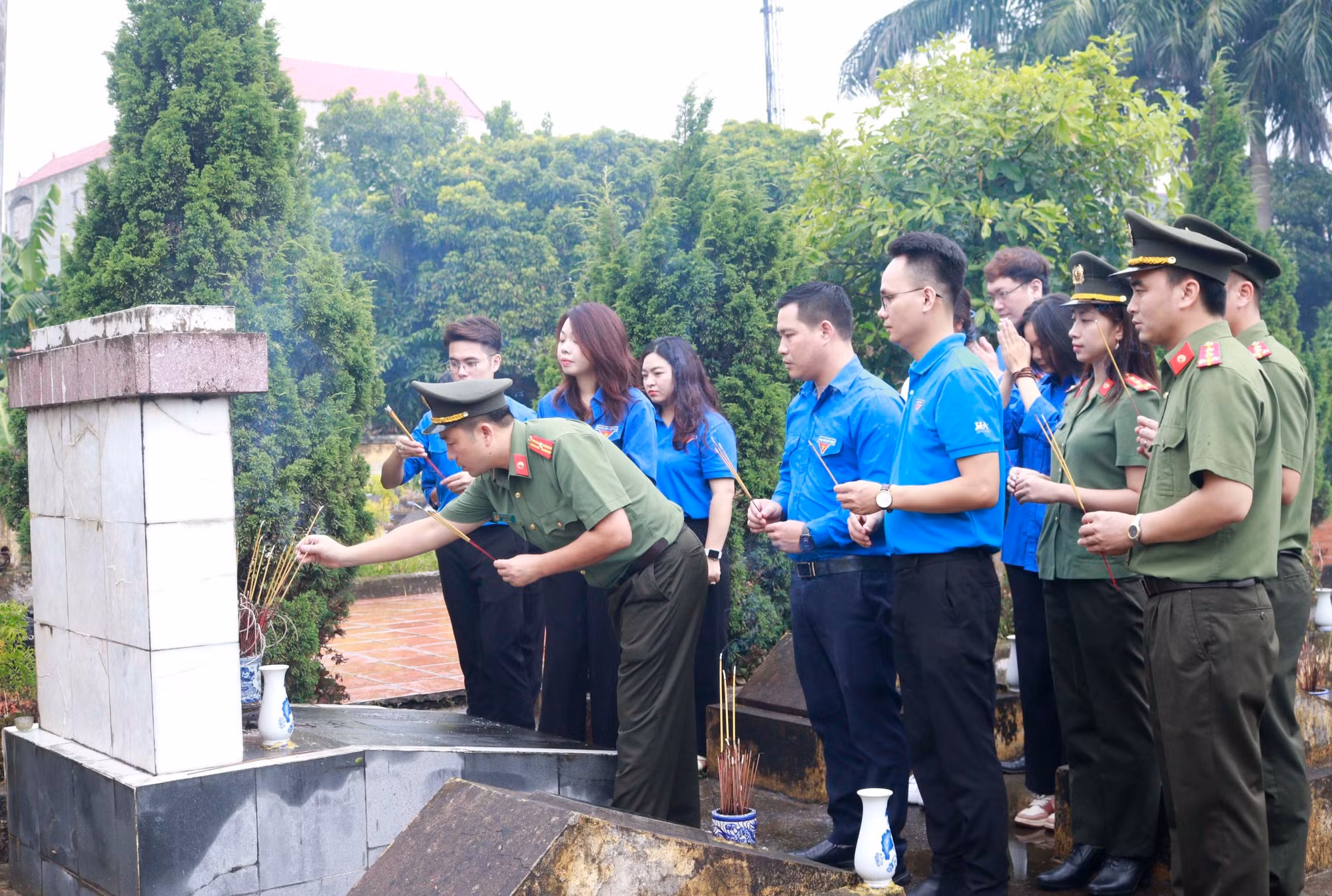 Chương trình “Tháng 7 tri ân” và trao tặng xe đạp cho các em học sinh ở tỉnh Hưng Yên -1