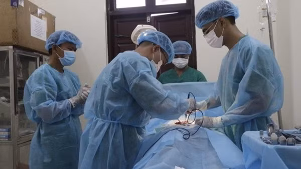 Bệnh xá đảo Phan Vinh phẫu thuật cấp cứu ngư dân viêm ruột thừa cấp