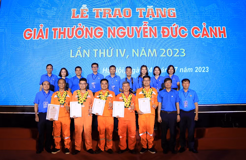 5 ca nhan tieu bieu evn (dong phuc ao cam) nhan giai thuong ndc.jpg -0