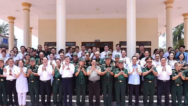Thủ tướng: Chăm lo người có công với tình cảm, trách nhiệm cao nhất