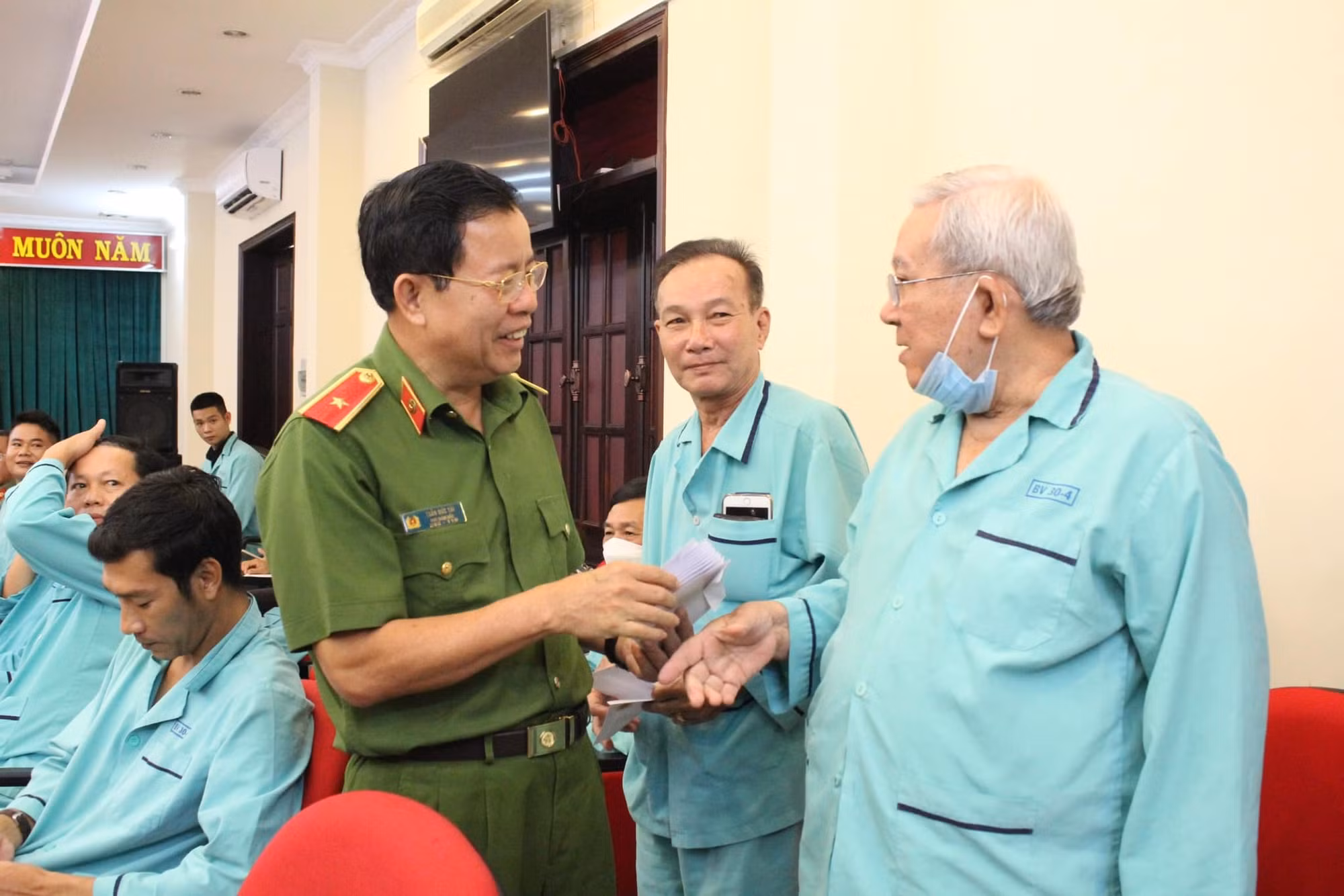Ban giám đốc Công an TP Hồ Chí Minh thăm, tặng quà các gia đình chính sách -0